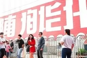 娱乐资讯平台首页主推视觉，紫蓝色渐变背景下的内容聚合示意