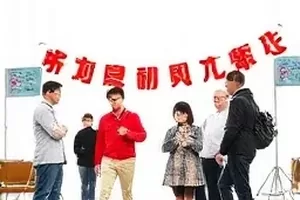 雨幕街道封面，背影在积水倒影中转身
