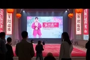 闯关录制现场封面，赛道道具与计分牌并排