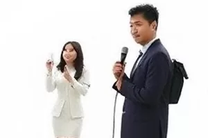 午夜电台录音室场景封面，话筒与调音台置于暖光中