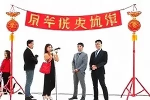 清晨投票现场封面，投票箱摆在长桌中央