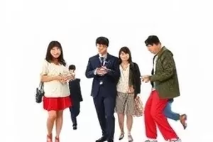 剧场后门墙面封面，一张手写便签贴在灰色砖墙上